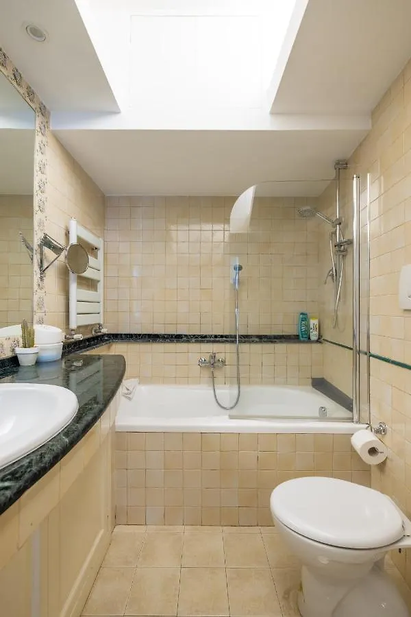 Charming Apartment With Patio A Few Steps From Colosseum 0*, רומא איטליה