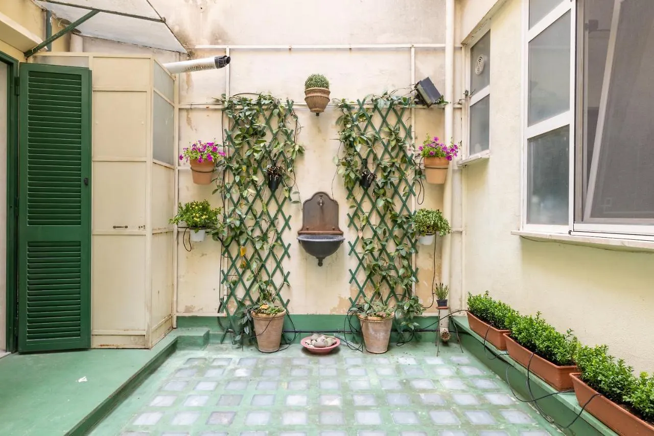 Charming Apartment With Patio A Few Steps From Colosseum איטליה